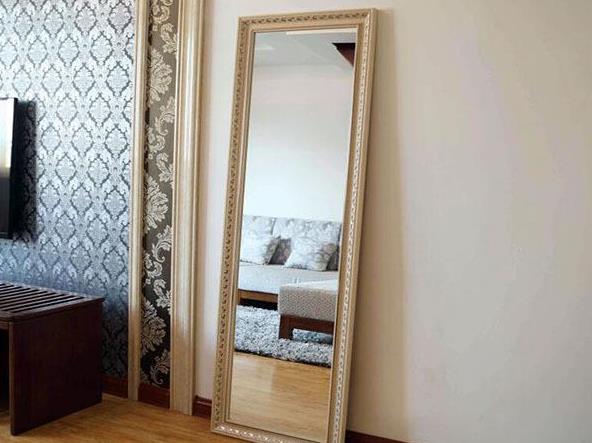 美容院的镜子放在哪最旺风水_镜子放在卧室什么位置好_镜子放在沙发后面