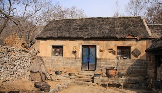 农村的房子结构和风格与城市相比差异很大，尤其是住着上老人的老房子