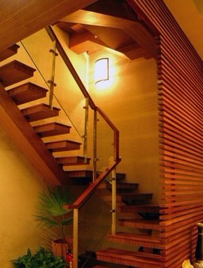 楼梯的材质、形状以及摆放位置的三个方面讲述