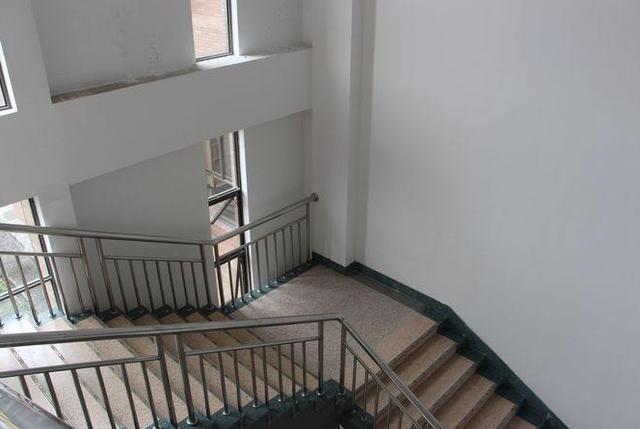 卫生间门冲楼梯口_卫生间门对楼梯口风水好吗_卫生间门与楼梯相对
